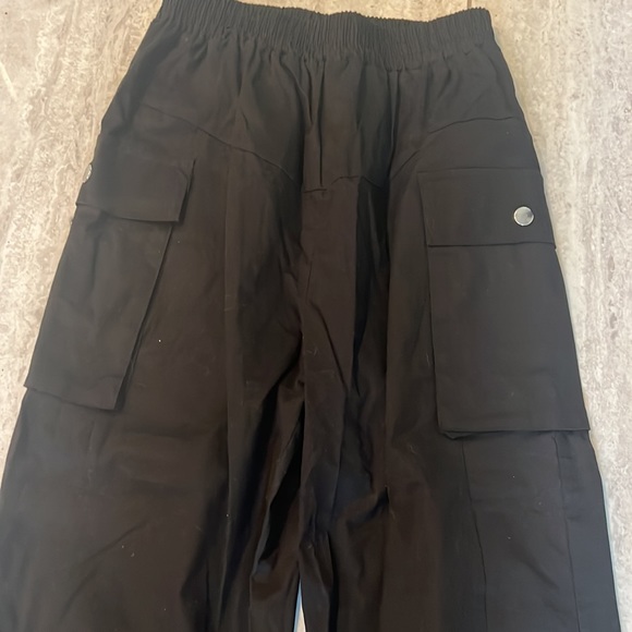 Guyueqiqin cargo black pants with 2 side pockets stretchy waist NWOT - Picture 2 of 3